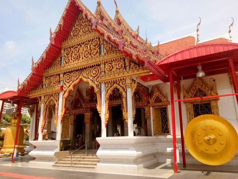 ฆ้องและโบสถ์ วัดยางอ่อนนุช โดยร้านพวงหรีดธรรมะ