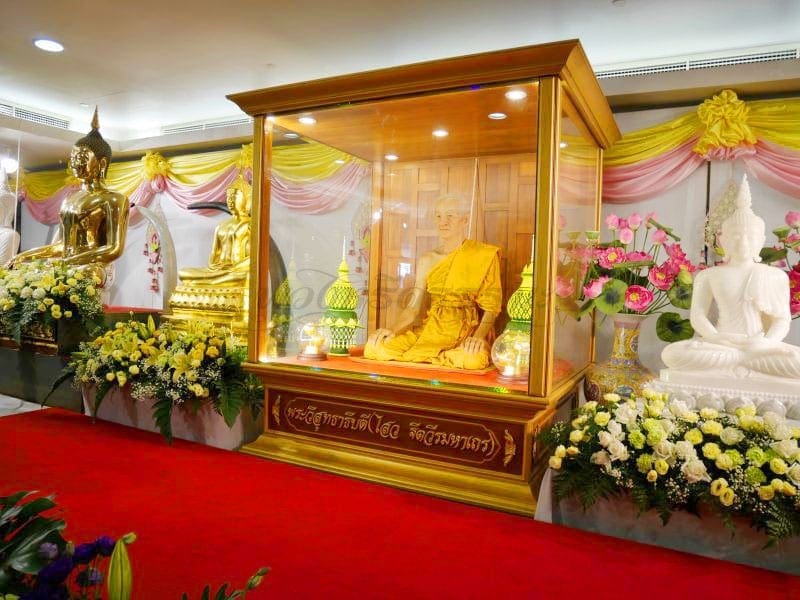 จุดไหว้พระ วัดไตรมิตร โดยร้านพวงหรีดธรรม