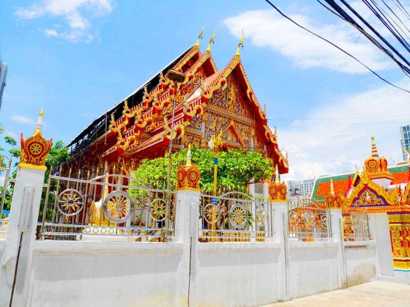 ด้านข้างวัดไผ่ตัน โดยร้านพวงหรีดธรรมะ