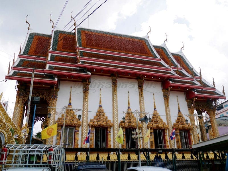 ด้านข้างโบสถ์ วัดแก้วแจ่มฟ้า โดยร้านพวงหรีดธรรมะ