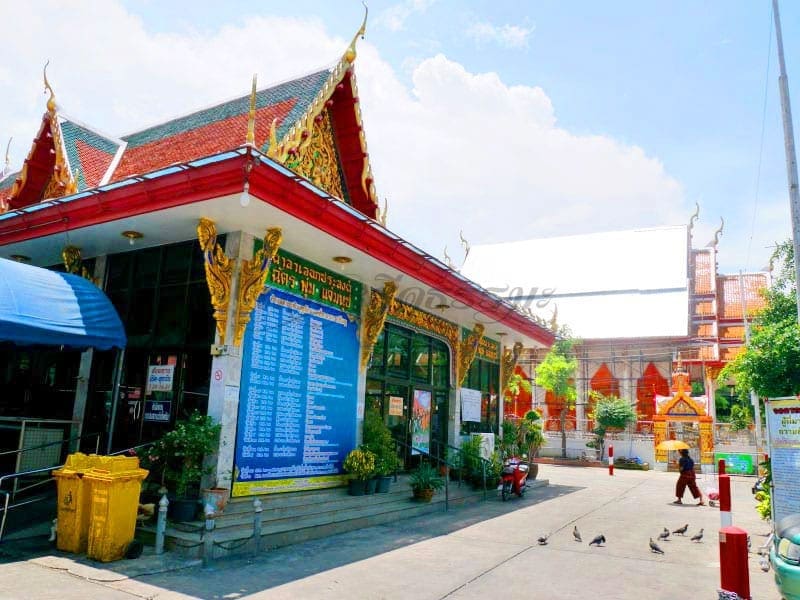 ด้านหน้าศาลาวัดไผ่ตัน โดยร้านพวงหรีดธรรมะ