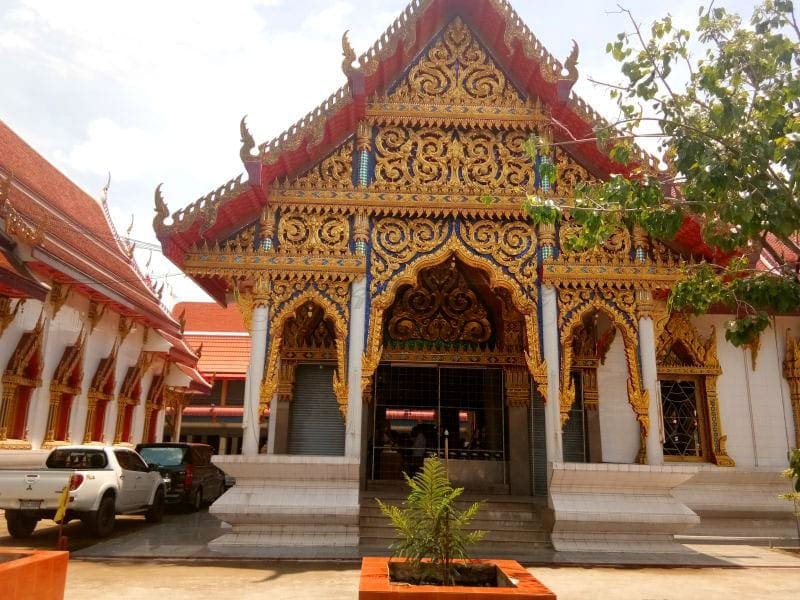 ด้านหน้าโบสถ์ วัดยางอ่อนนุช โดยร้านพวงหรีดธรรมะ