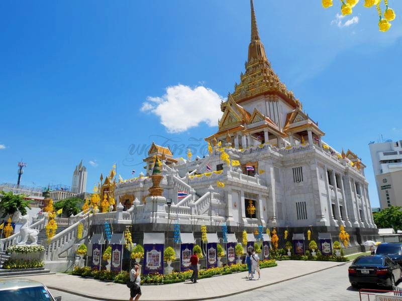 ทางขึ้นวิหาร วัดไตรมิตร โดยร้านพวงหรีดธรรม