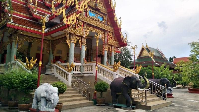 ทางเข้าโบสถ์ วัดแก้วไพฑูรย์ โดยร้านพวงหรีดธรรมะ
