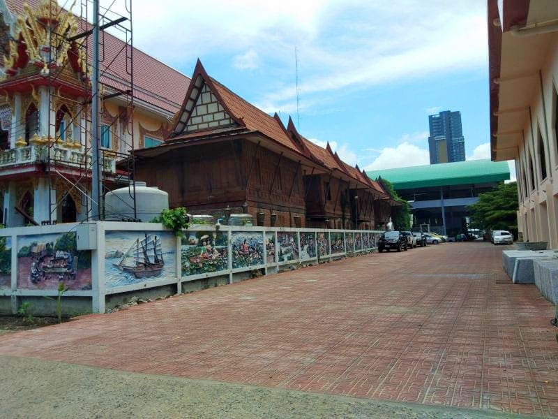 ทางเดินในวัด วัดด่าน พระราม3 โดยร้านพวงหรีดธรรมะ