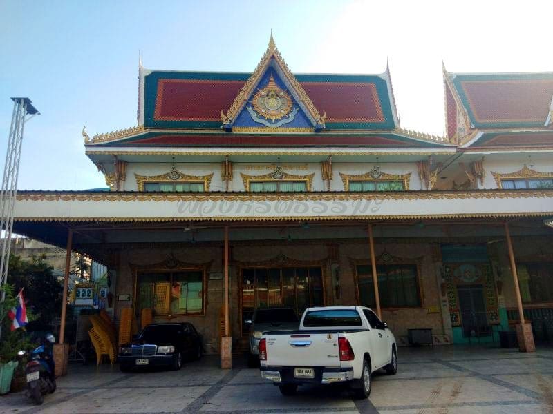 ที่จอดรถตรงศาลา วัดช่องลม โดยร้านพวงหรีดธรรมะ