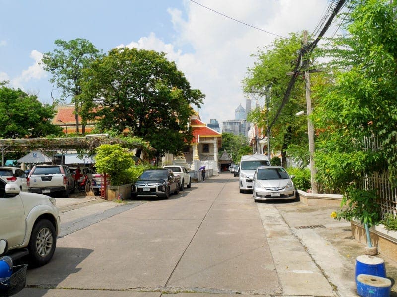 ที่จอดรถวัดดิสหงษาราม โดยร้านพวงหรีดธรรมะ