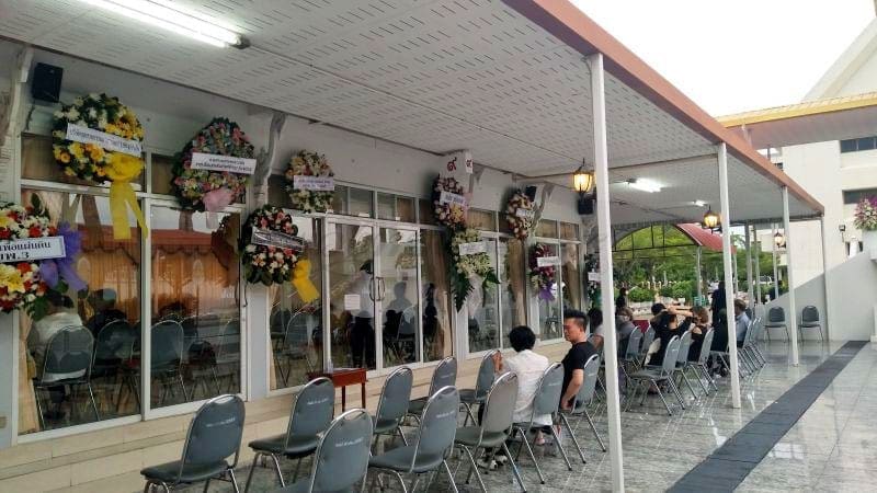 ที่นั่งข้างศาลา วัดศิริพงษ์ธรรมนิมิต โดยร้านพวงหรีดธรรมะ