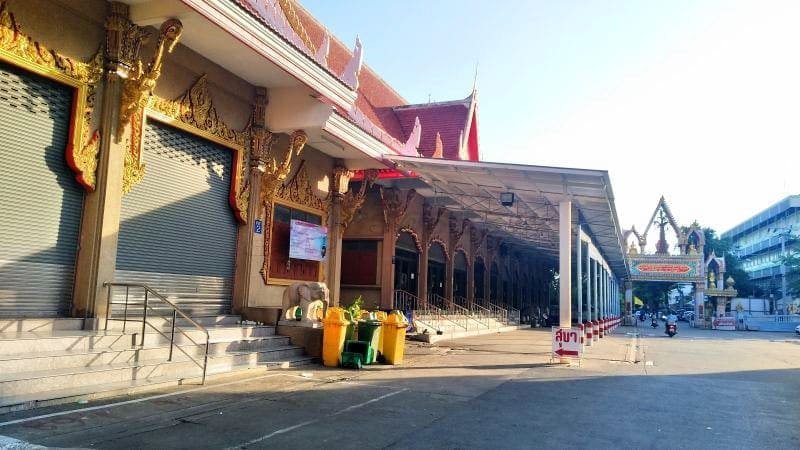 บริเวณในวัด วัดกำแพง พระราม 2 โดยร้านพวงหรีดธรรมะ