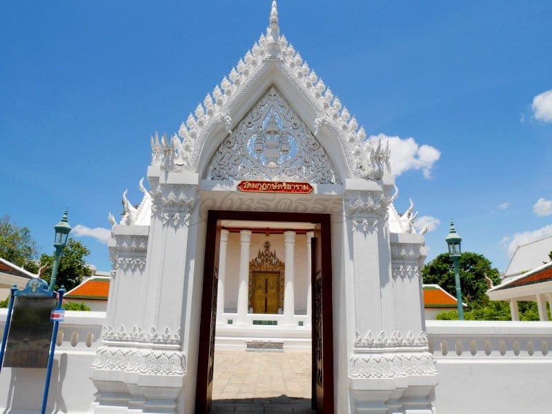 ประตูวัด วัดมกุฏกษัตริยาราม โดยร้านพวงหรีดธรรมะ