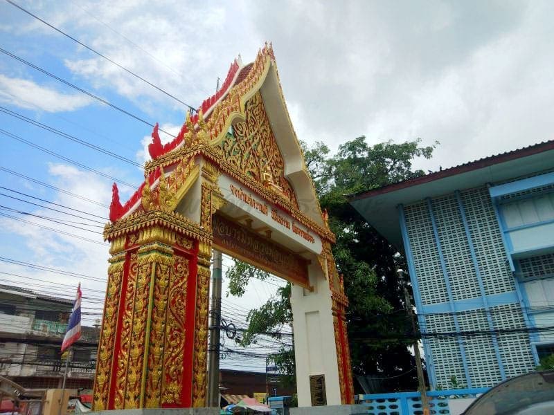 ประตูวัด วัดหนามแดง โดยร้านพวงหรีดธรรมะ