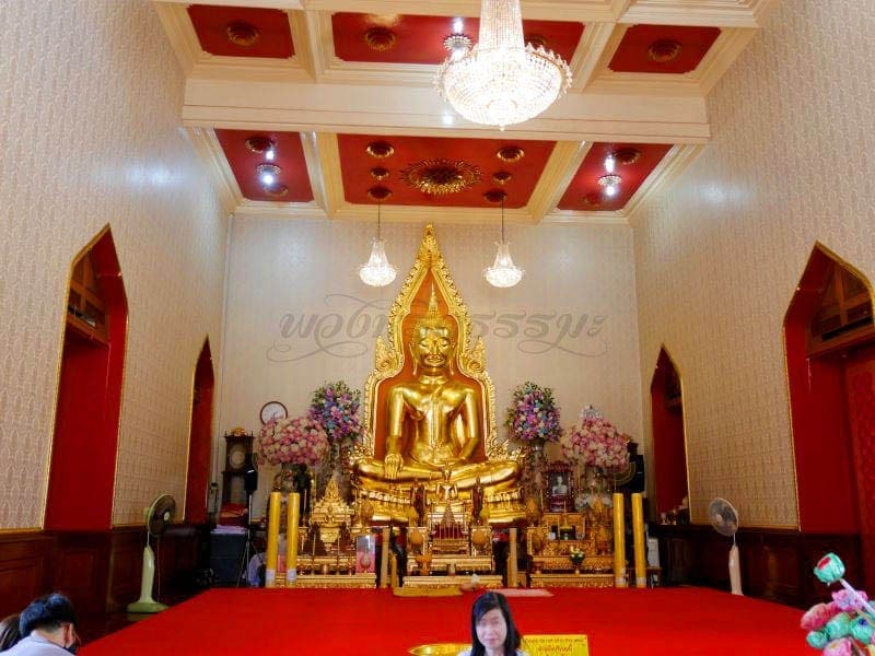 พุทธรูปในโบสถ์ วัดไตรมิตร โดยร้านพวงหรีดธรรม