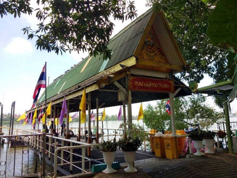 ริมแม่น้ำ วัดปริวาส โดยร้านพวงหรีดธรรมะ