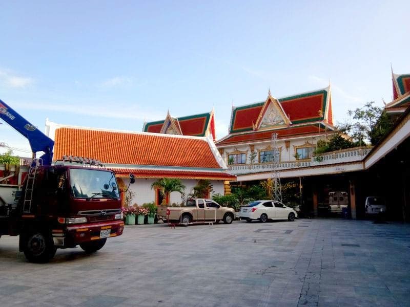 ลาดจอดรถ วัดช่องลม โดยร้านพวงหรีดธรรมะ
