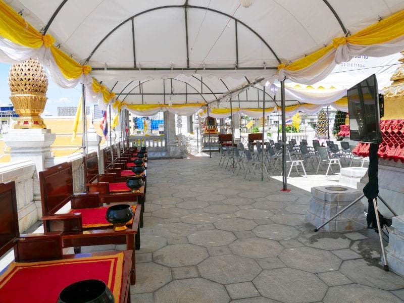 ลานกว้างในวัด วัดไตรมิตร โดยร้านพวงหรีดธรรม