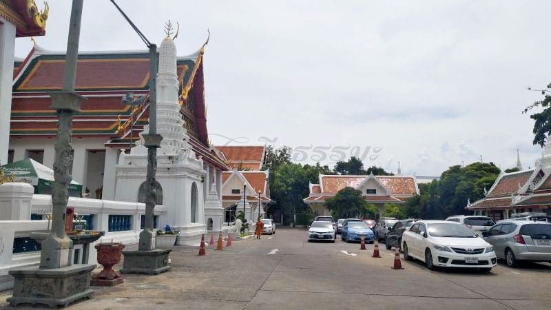 ลานจอดรถ วัดประยุรวงศาวาส โดยร้านพวงหรีดธรรมะ
