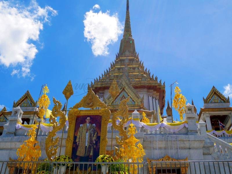 วิหารในวัด วัดไตรมิตร โดยร้านพวงหรีดธรรม