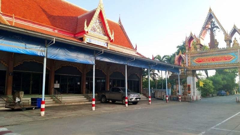 ศาลาด้านหน้า วัดกำแพง พระราม 2 โดยร้านพวงหรีดธรรมะ