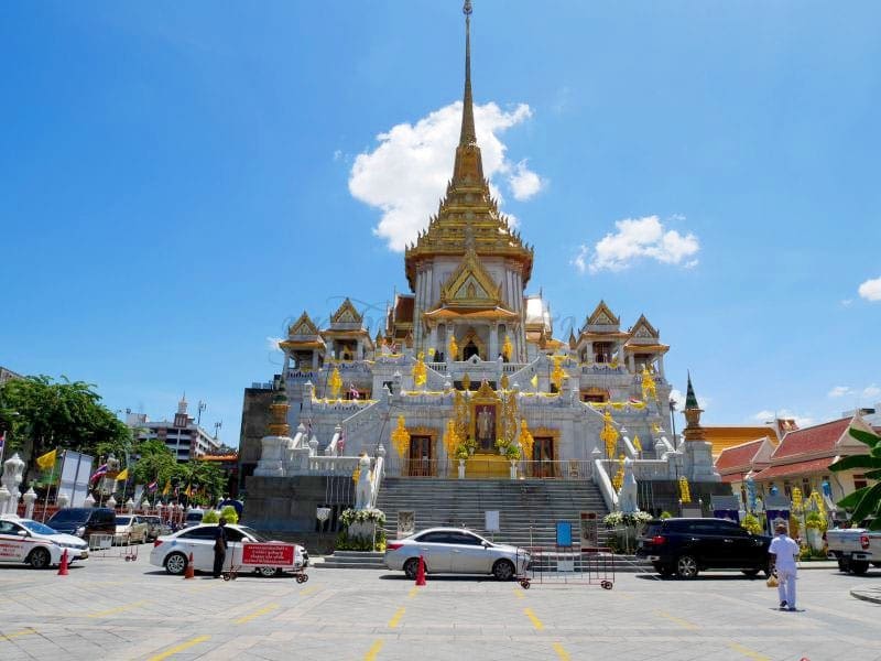 หน้าวิหาร วัดไตรมิตร โดยร้านพวงหรีดธรรม