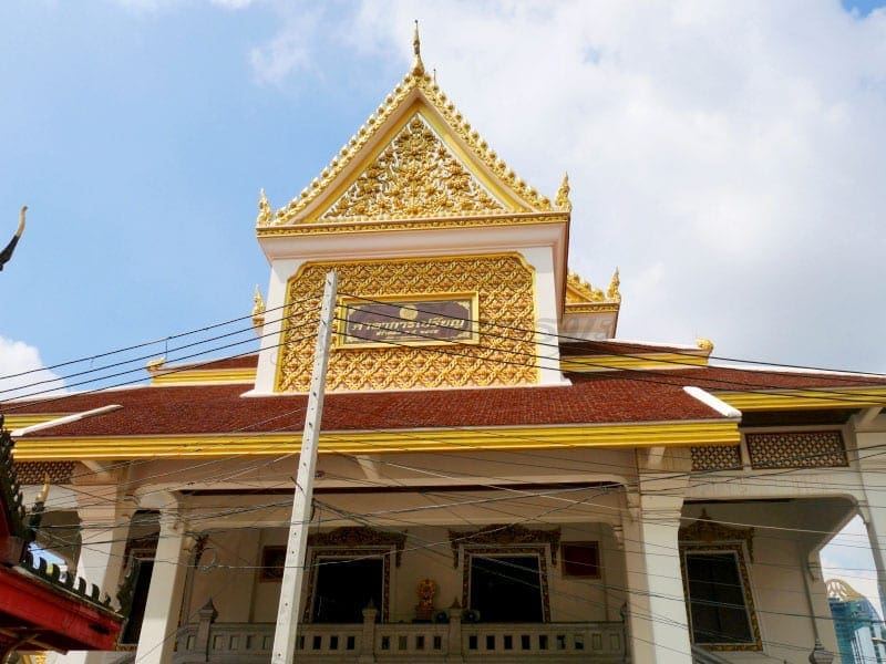 หน้าศาลาวัดดิสหงษาราม โดยร้านพวงหรีดธรรมะ