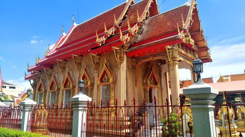 โบสถ์ด้านหน้า วัดเลา พระราม2 โดยร้านพวงหรีดธรรมะ
