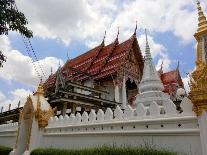 กำแพงวัด วัดแจ้งศิริสัมพันธ์ โดยร้านพวงหรีดธรรมะ