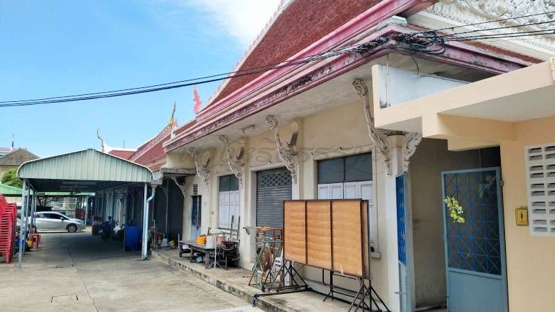 ด้านข้างศาลา วัดบางปะกอก โดยร้านพวงหรีดธรรมะ