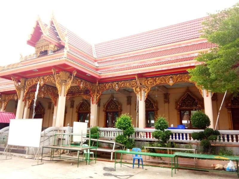 ด้านข้างศาลา วัดมหาวงษ์ ปากน้ำ โดยร้านพวงหรีดธรรมะ