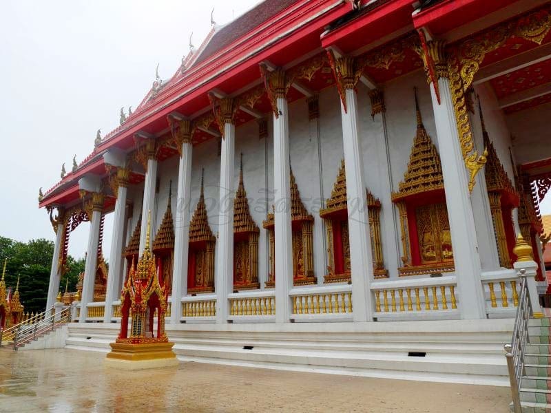 ด้านข้างโบสถ์ ร้านพวงหรีดวัดแสงสรรค์ ส่งพวงหรีดวัดแสงสรรค์ โดยร้านพวงหรีดธรรมะ