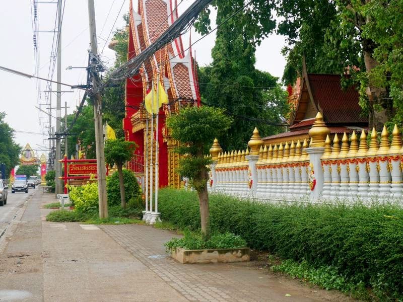 ด้านหน้าวัด ร้านพวงหรีดวัดแสงสรรค์ ส่งพวงหรีดวัดแสงสรรค์ โดยร้านพวงหรีดธรรมะ