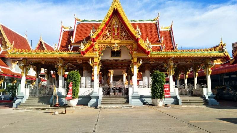 ด้านหน้าวิหาร วัดละหาร โดยร้านพวงหรีดธรรมะ
