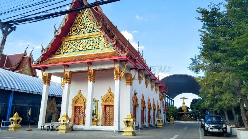 ด้านหน้าโบสถ์ วัดละหาร โดยร้านพวงหรีดธรรมะ