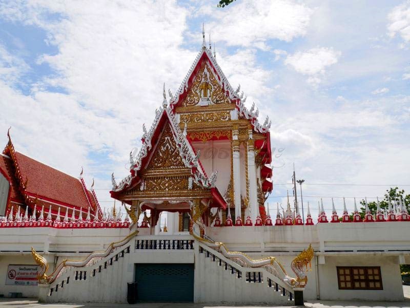 ทางขึเนโบสถ์ วัดคุณหญิงส้มจีน โดยร้านพวงหรีดธรรมะ