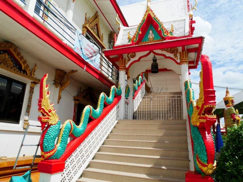 ทางขึ้นศาลา วัดคุณหญิงส้มจีน โดยร้านพวงหรีดธรรมะ