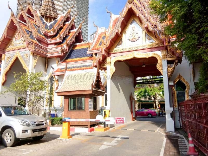 ทางเข้าวัด วัดยานนาวา โดยร้านพวงหรีดธรรม