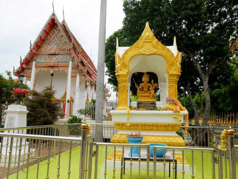 ทางเข้าโบสถ์ วัดโสภาราม โดยร้านพวงหรีดธรรมะ