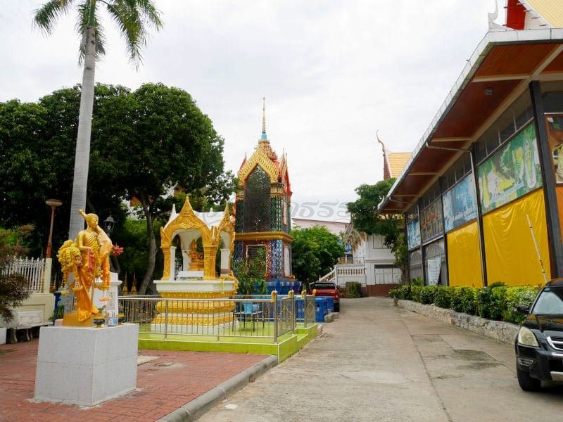 ทางเดินในวัด วัดโสภาราม โดยร้านพวงหรีดธรรมะ