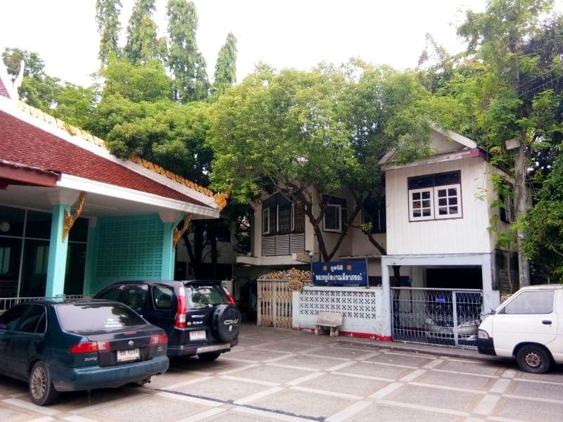 ที่จอดรถ ร้านพวงหรีดวัดกลางวรวิหาร ส่งพวงหรีดวัดกลางวรวิหาร โดยร้านพวงหรีดธรรมะ