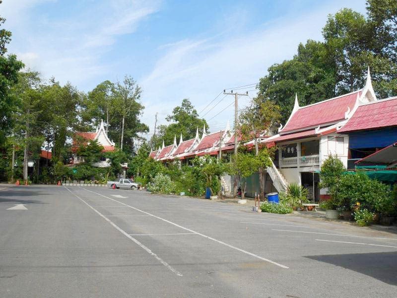 ที่จอดรถ วัดกลางคลองสาม โดยร้านพวงหรีดธรรมะ