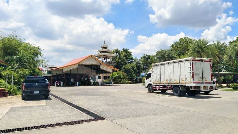 ที่จอดรถ วัดดอนสะแก โดยร้านพวงหรีดธรรมะ