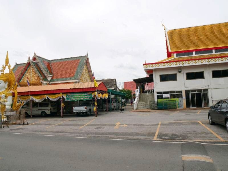 ที่จอดรถ วัดนาบุญ โดยร้านพวงหรีดธรรมะ