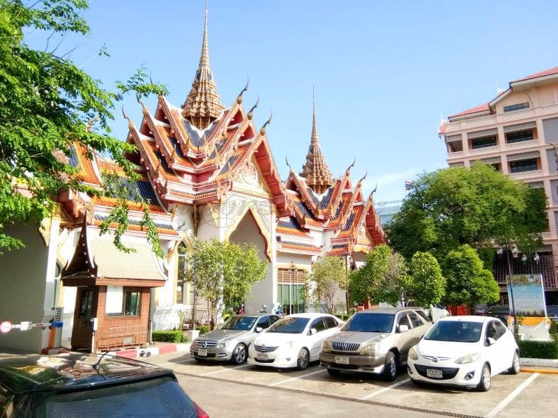 ที่จอดรถ วัดยานนาวา โดยร้านพวงหรีดธรรม