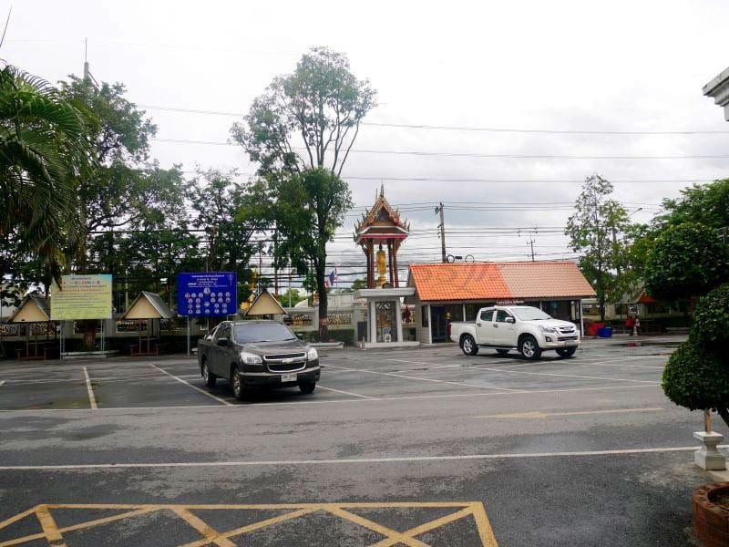 ที่จอดรถ วัดเขียนเขต โดยร้านพวงหรีดธรรมะ