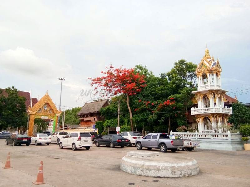 ที่จอดรถ วัดในสองวิหาร โดยร้านพวงหรีดธรรมะ