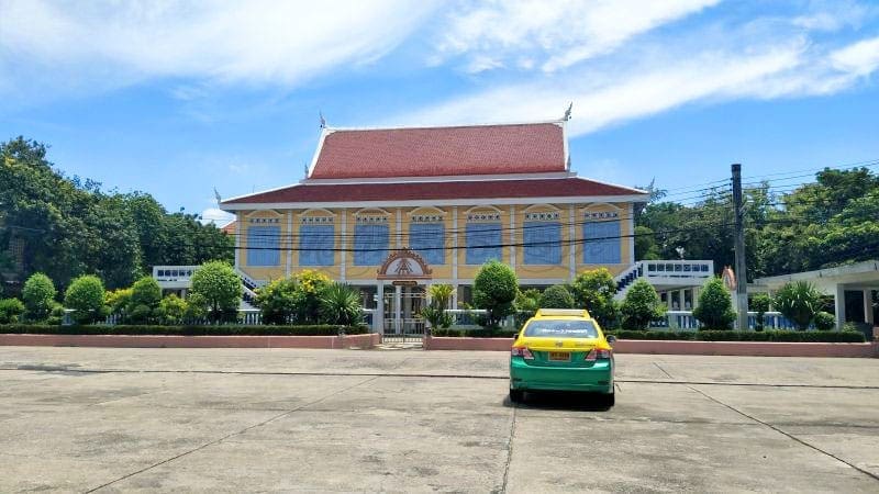 ที่จอดรถ วัดไพชยนต์พลเสพย์ โดยร้านพวงหรีดธรรมะ
