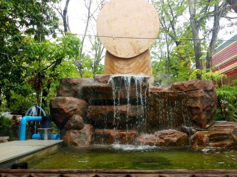 น้ำตกในวัด วัดคลองปลัดเปรียง โดยร้านพวงหรีดธรรมะ