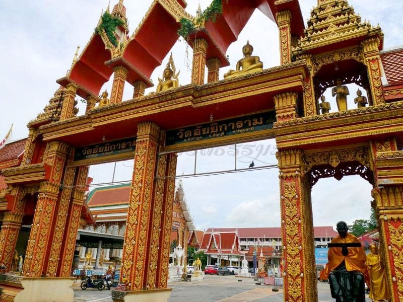 ประตูวัด วัดอัยยิการาม โดยร้านพวงหรีดธรรมะ
