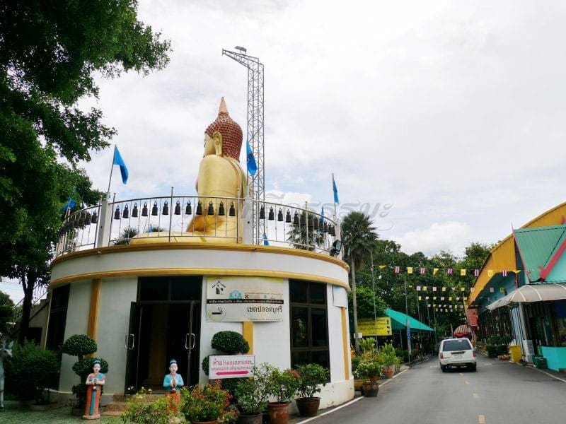 ภายในวัด วัดนาบุญ โดยร้านพวงหรีดธรรมะ