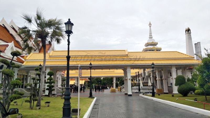 ภายในวัด วัดพระศรีมหาธาตุ โดยร้านพวงหรีดธรรมะ