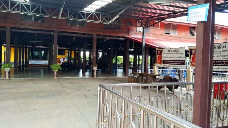 ภายในวัด วัดไผ่เหลือง โดยร้านพวงหรีดธรรมะ